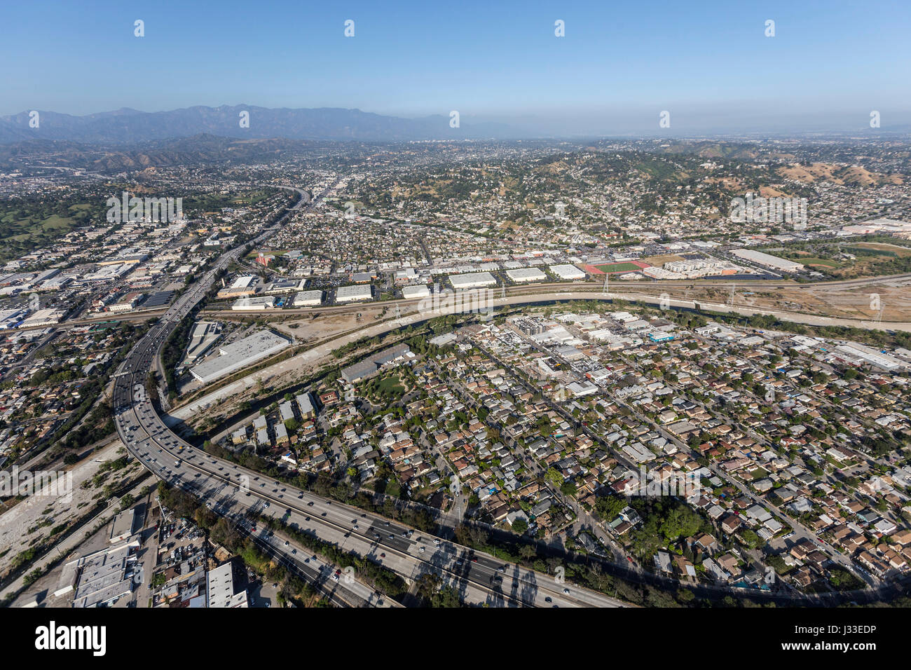 Luftaufnahme des Los Angeles River und der Glendale Autobahn in Südkalifornien. Stockfoto