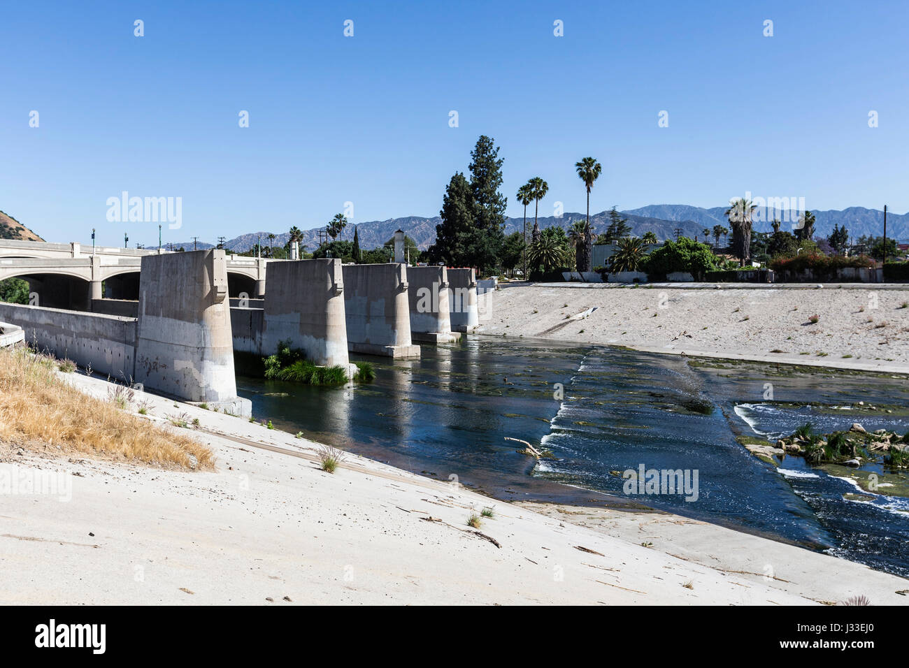 Los Angeles-Fluss an der Brücke von Glendale Blvd in Südkalifornien. Stockfoto