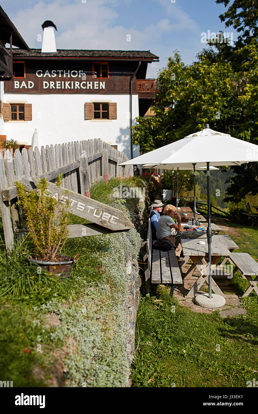 Gäste und Wanderer auf der Terrasse des Hotel Gasthof Bad Dreikirchen, Hotel in den Bergen im Besitz der Familie Wodenegg, Trechiese 12, Barbian, Eisacktal, Südtirol, Italien Stockfoto