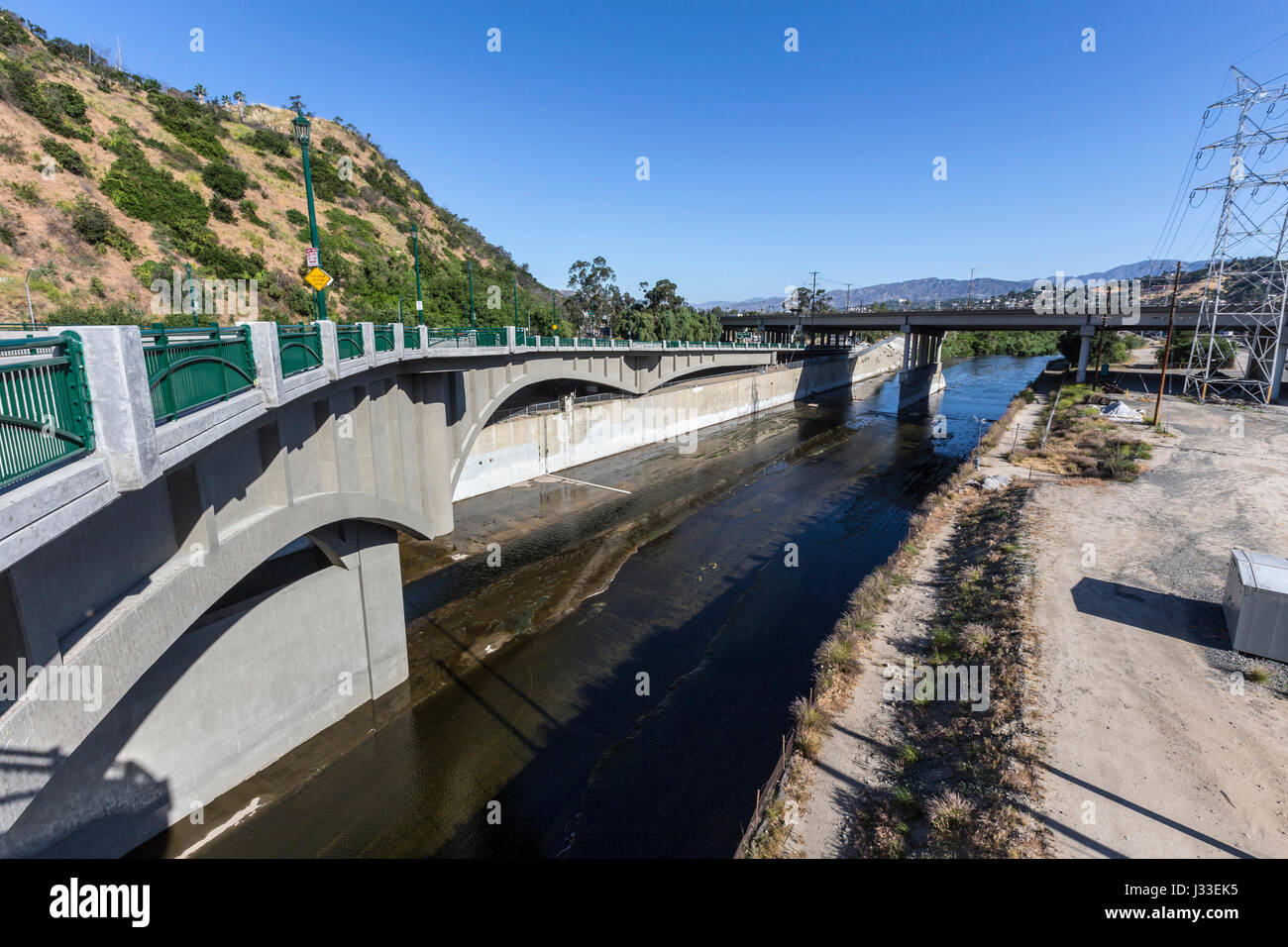 Los Angeles River und der Golden State 5 Autobahnbrücke in Südkalifornien. Stockfoto