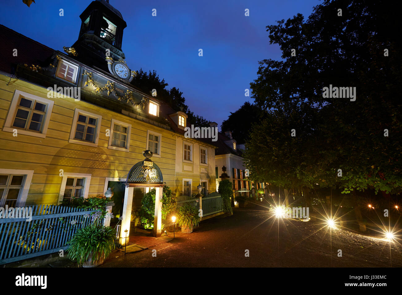 Historisches Herrenhaus Villa Schmuckstück bei Nacht, Country Hotel, Augustusweg 48, Radebeul, Dresden, Deutschland Stockfoto