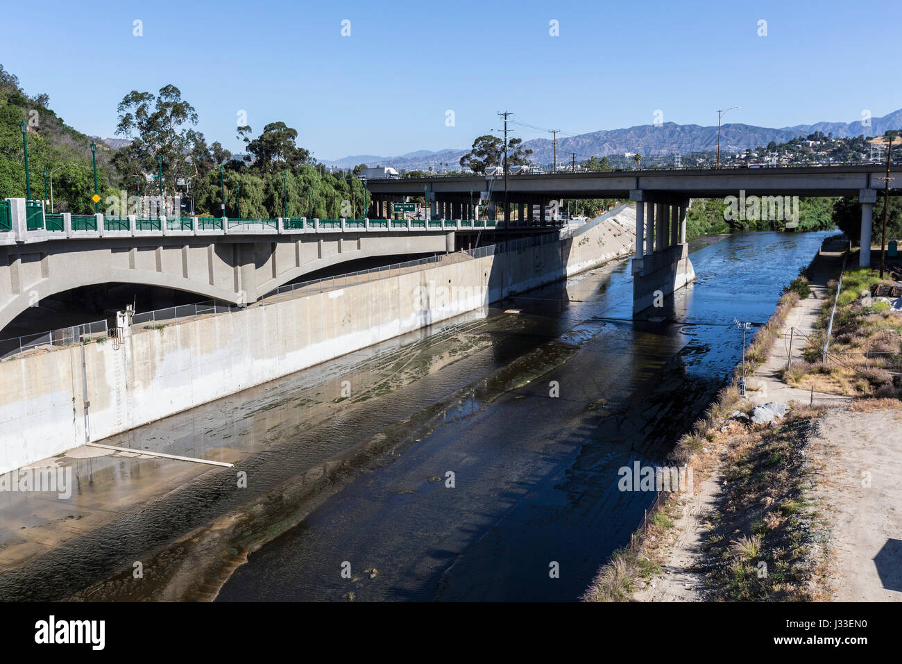 Los Angeles River an der Golden State 5 Autobahn in Südkalifornien. Stockfoto