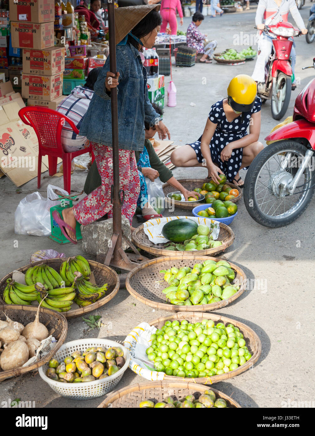 NHA TRANG, VIETNAM - Dezember 18: Frau nimmt Orangen auf dem nassen Markt am 18. Dezember 2015 in Nha Trang, Vietnam. Stockfoto