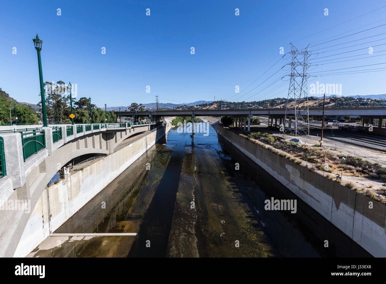 Los Angeles River in der Nähe der Golden State 5 Autobahnbrücke in Südkalifornien. Stockfoto
