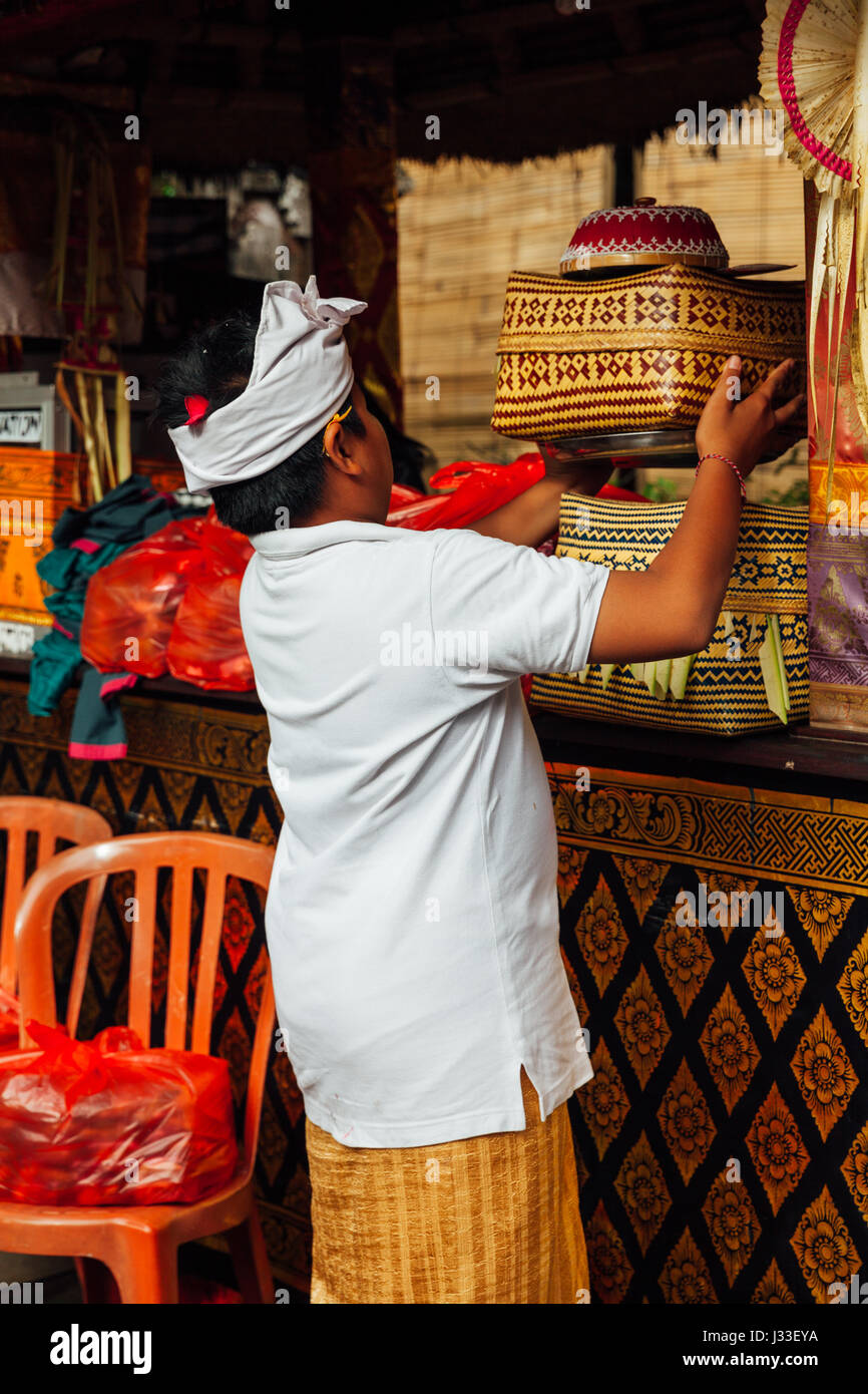 UBUD, Indonesien - 2. März: Junge nimmt den Opferstock während der Feier vor Nyepi (balinesische Tag der Stille) auf 2. März 2016 in Ubud, Indonesi Stockfoto