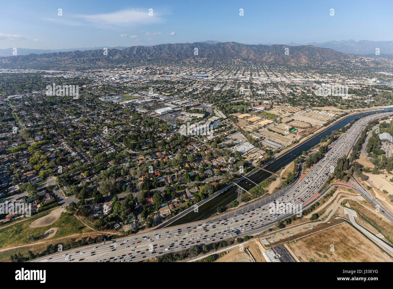 Luftaufnahme des 134 Ventura Freeway, Los Angeles River und dem San Fernando Valley in Südkalifornien. Stockfoto