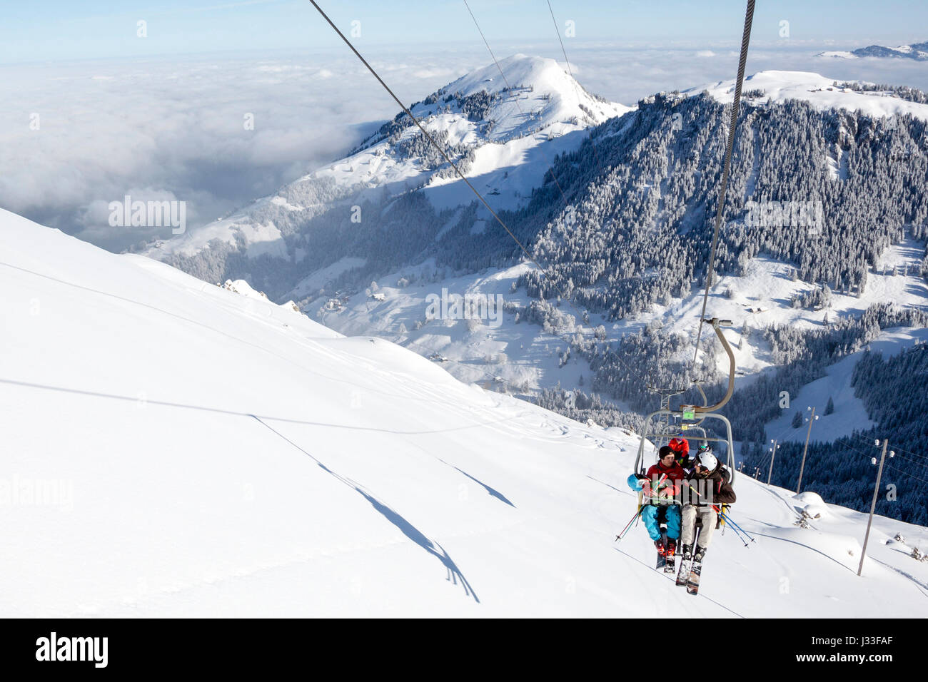 Skifahrer Auf Ein Sessellift Kostenlos Reiten Skigebiet Haldigrat Niederrickenbach Oberdorf Kanton Nidwalden Schweiz Stockfotografie Alamy