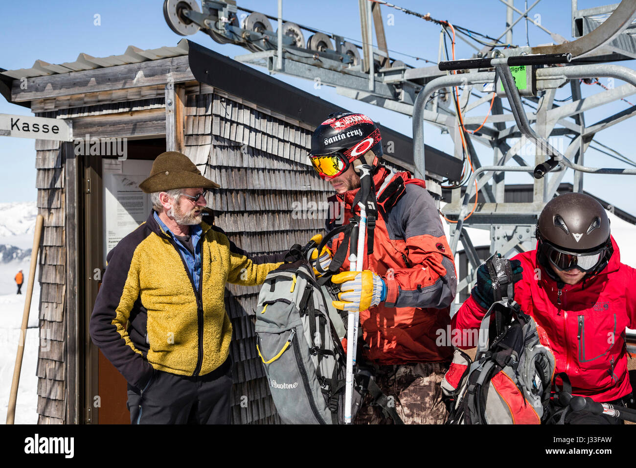 Skifahrer am oberen Bahnhof, Freeride Skigebiet Haldigrat, Niederrickenbach, Oberdorf, Kanton Nidwalden, Schweiz Stockfoto