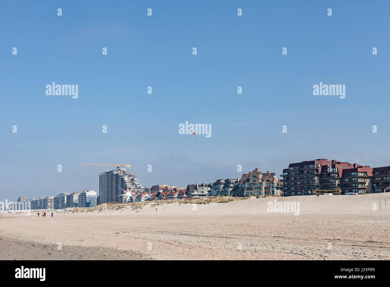 Die Skyline von schlecht Nieuwpoort, Belgien, vom Strand aus gesehen. Stockfoto