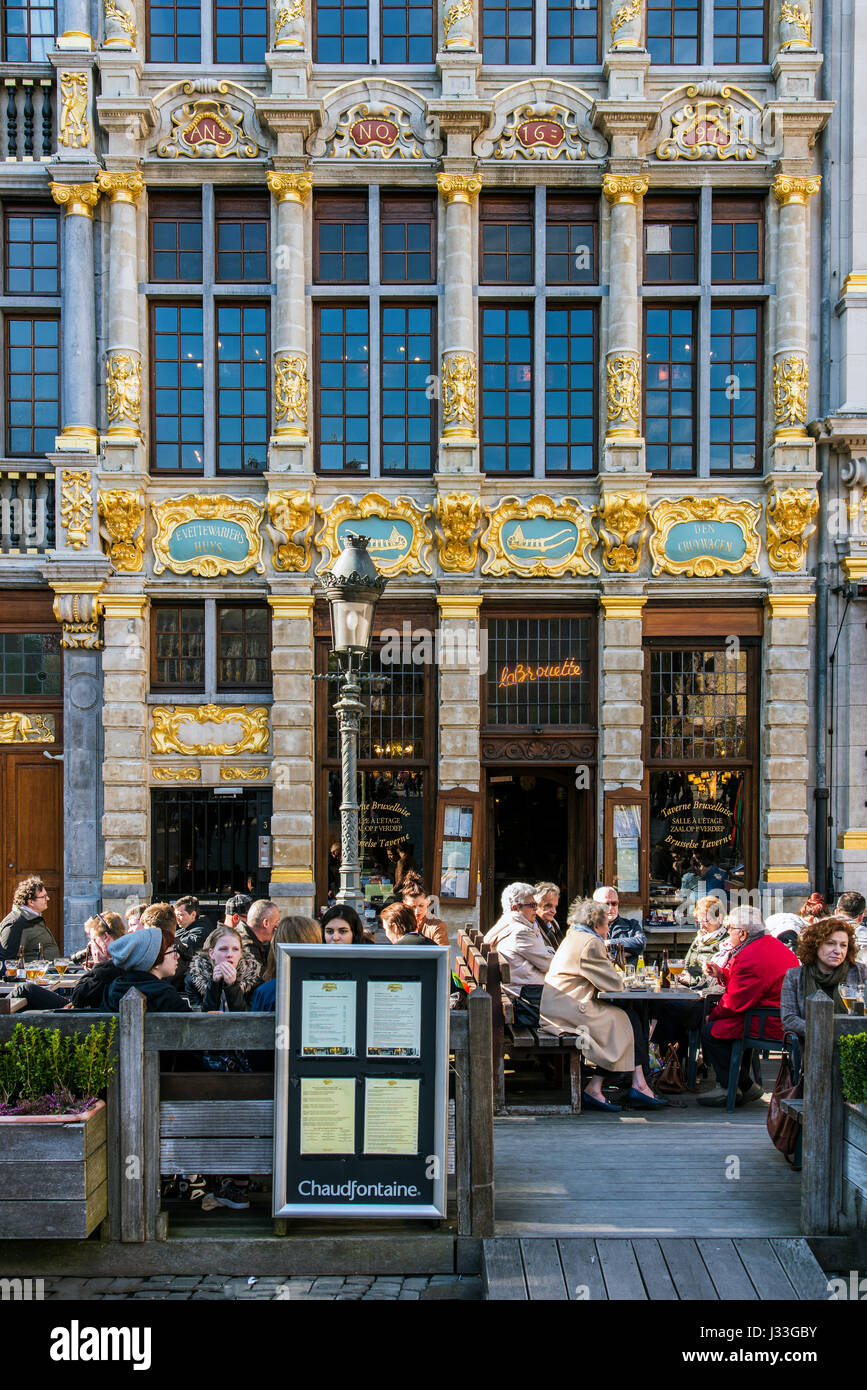 Café im Freien in der Grand Place, Brüssel, Belgien Stockfoto