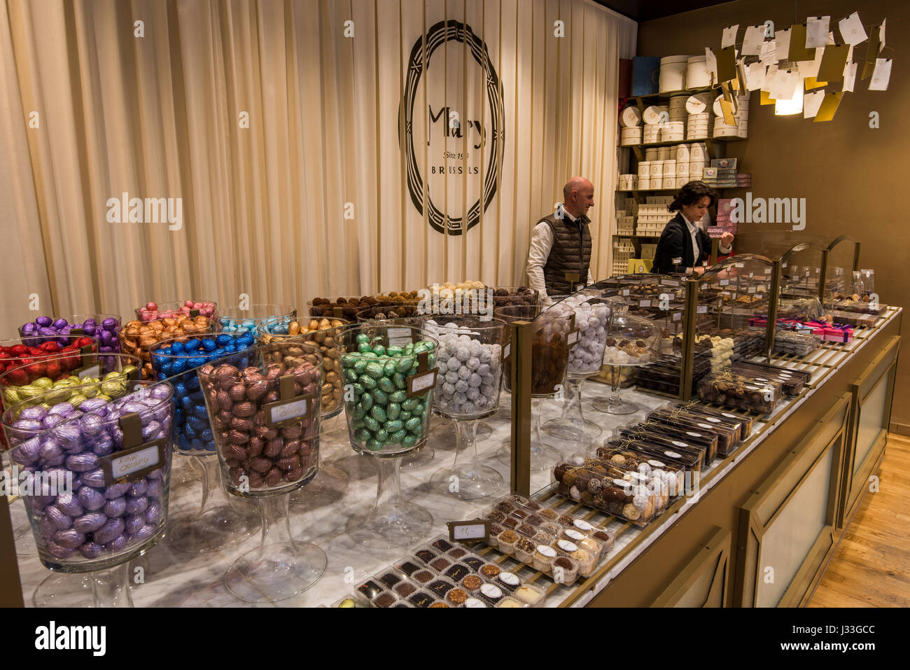 Innenansicht des Mary Chocolatier, einer der am meisten bekannten Schokoladen-Läden in Brüssel, Belgien Stockfoto