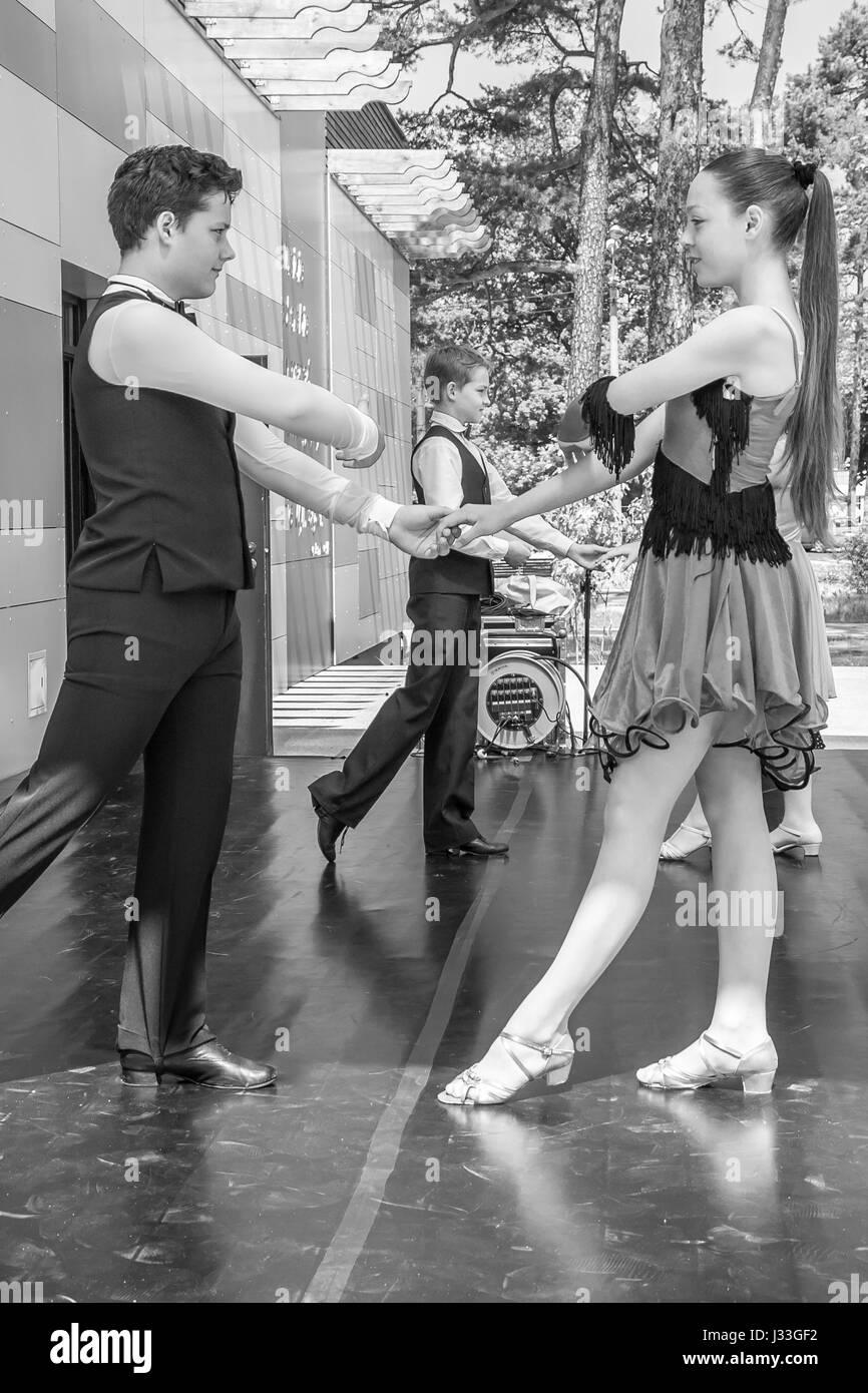 Jozefow, Polen - 30. Mai 2015: Paare von jungen Menschen während einer Tanzshow Stockfoto