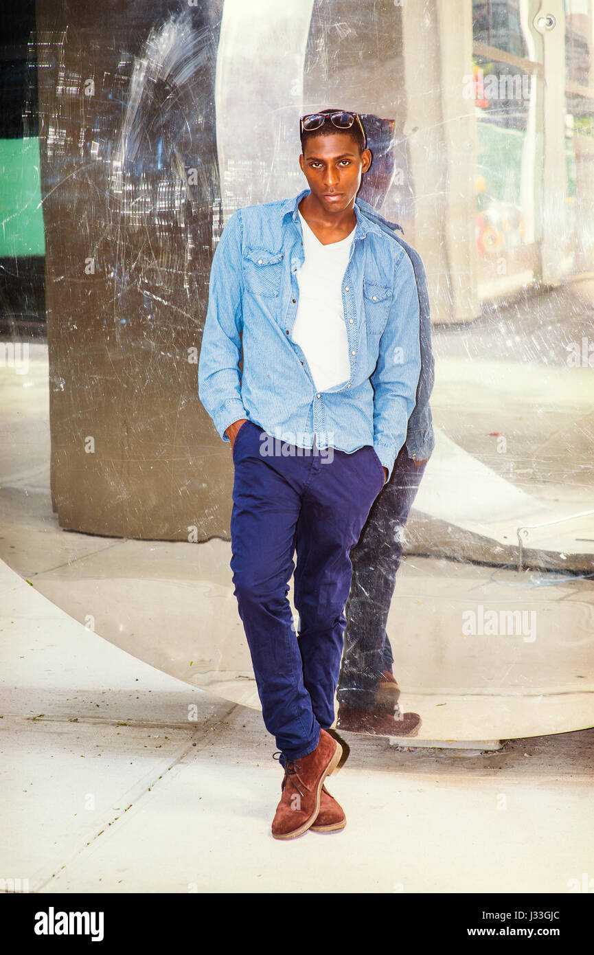 Young African American Mann Casual Mode in New York, mit leichten blau  Langarm casual Hemd, blaue Hose, braune Stiefel Schuhe, Gläser auf Kopf,  sta Stockfotografie - Alamy