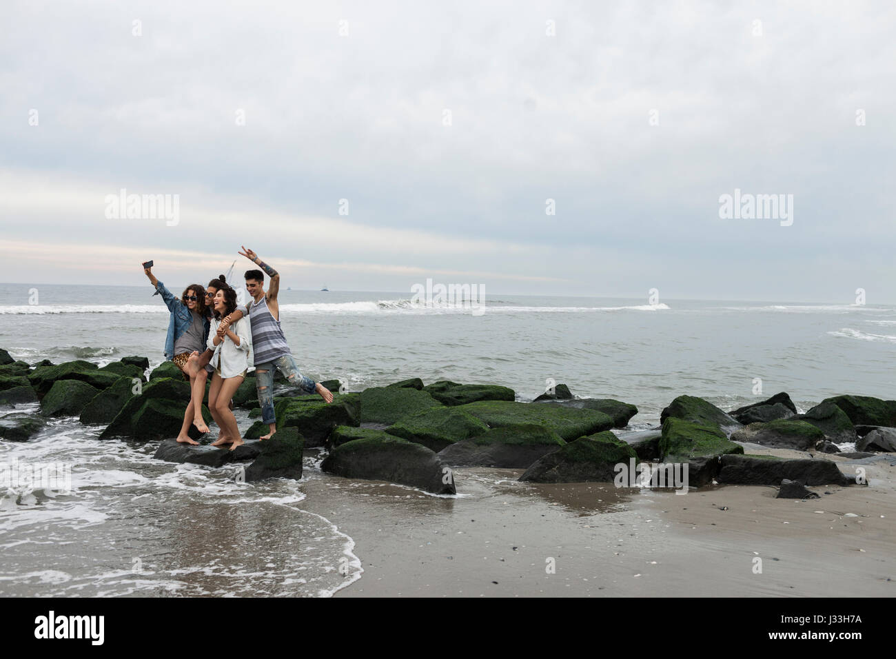 Freunde für einen selfie am Strand posieren Stockfoto