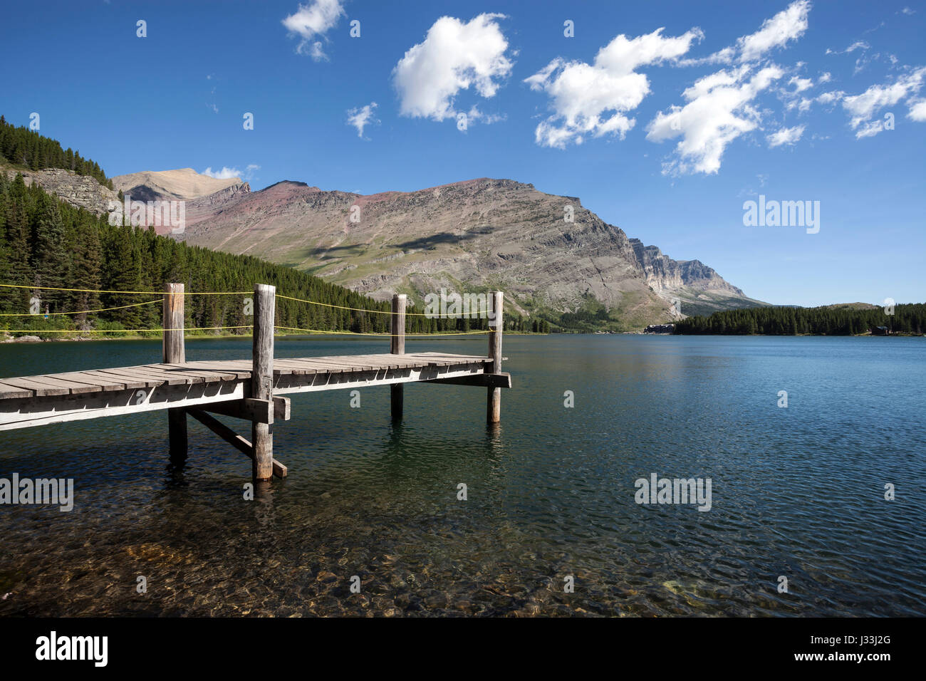 Holzsteg auf Swiftcurrent Lake, viele Gletschergebiet, Glacier Nationalpark, Rocky Mountains, Provinz von Montana, USA Stockfoto