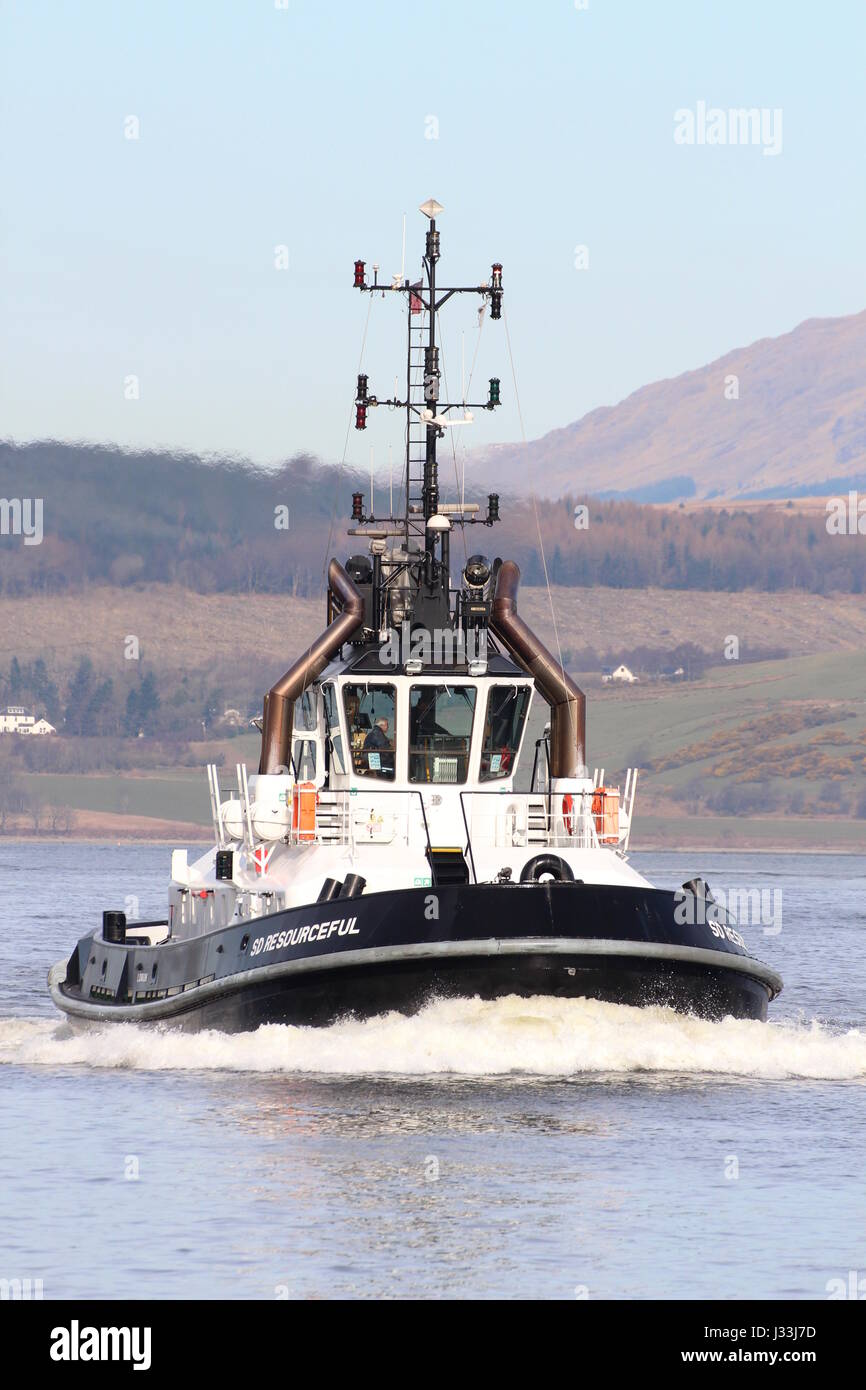 Findige SD, eine ATD 2909-Klasse Schlepper betrieben von Serco Marine Services, übergibt Indien Osthafen in Greenock während der Übung Joint Warrior 17-1 Stockfoto