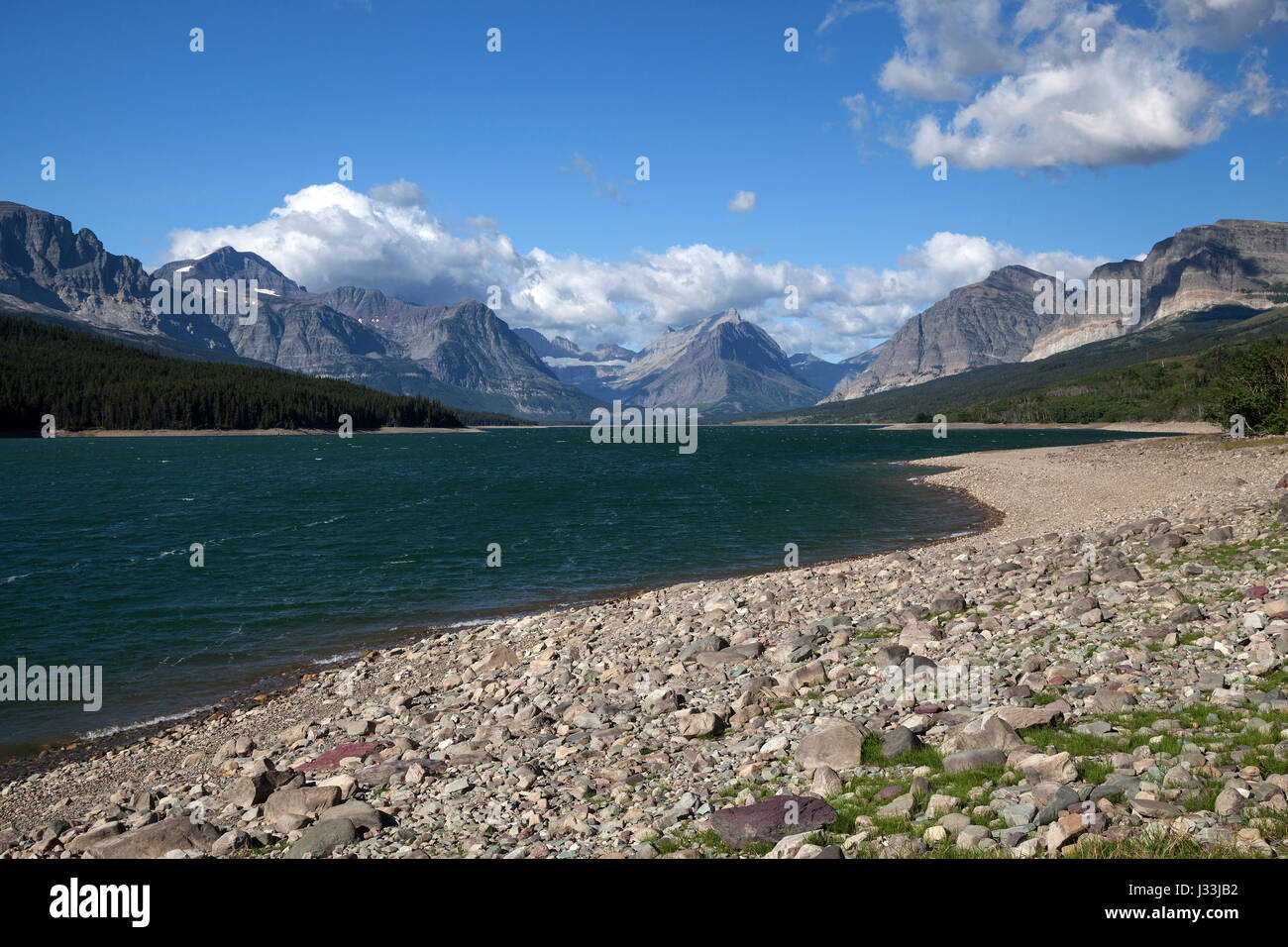 Lake Sherburne, hinten die Berge von vielen Gletscherskigebiet Glacier Nationalpark, Rocky Mountains, Provinz von Montana, USA Stockfoto