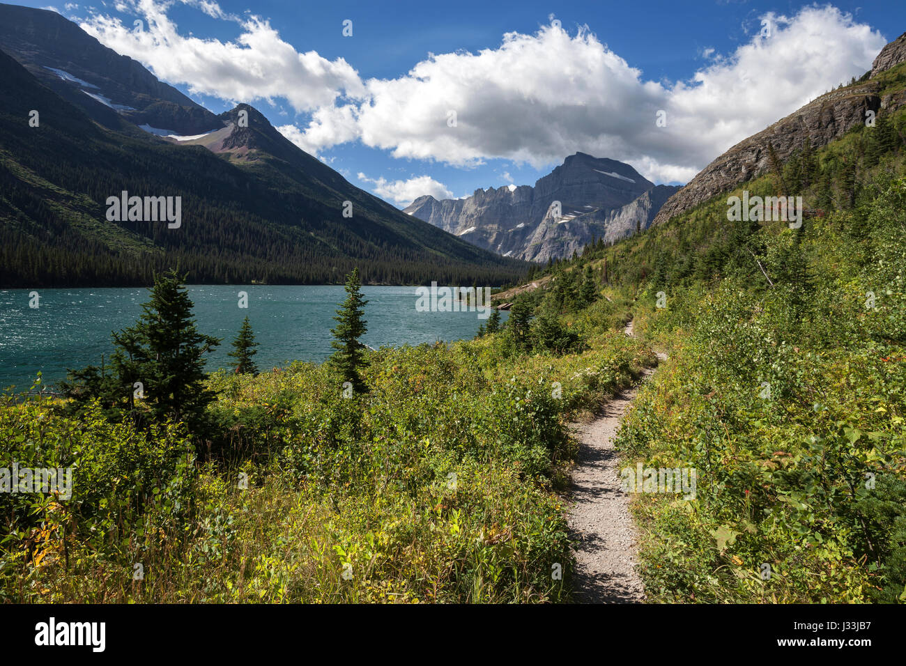 Wanderweg entlang Lake Josephine, Grinnell Gletscher-Trail, Glacier National Park, Glacier Nationalpark, Rocky Mountains Stockfoto