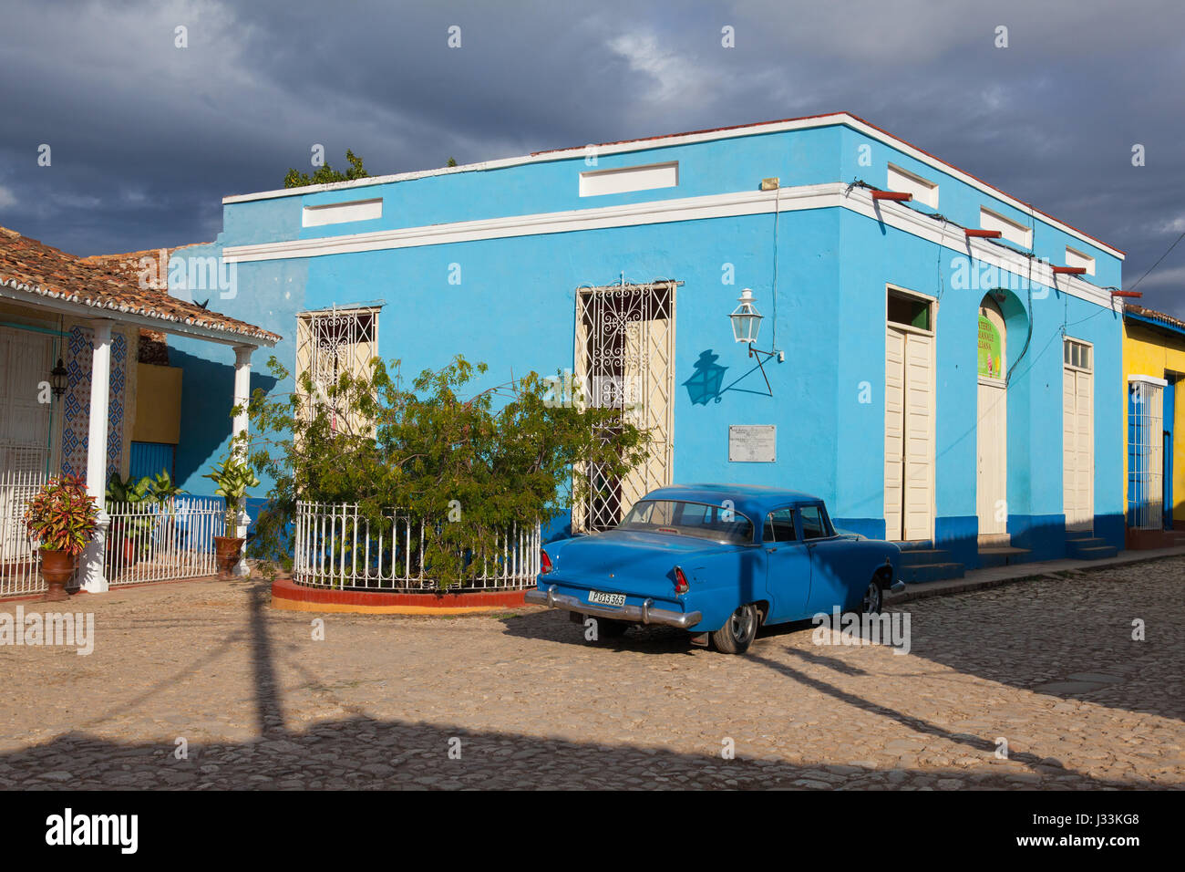Trinidad, Kuba - Januar 30,2017: Plaza Mayor-Principal Square von Trinidad. Typische Gebäude im Kolonialstil mit Fenster aus Holz Rost in Trinidad, Kuba. Eine Stockfoto