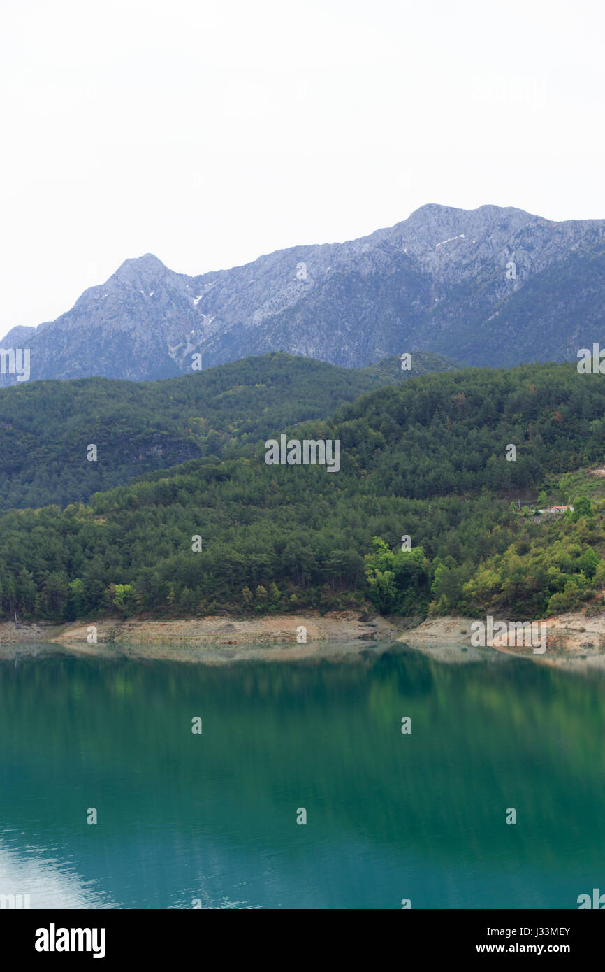 Horizontalen Schuss von Bergen bedeckt von Pinienwäldern Abstieg zum See im Bereich der Dim Fluss in Alanya in der Türkei Stockfoto