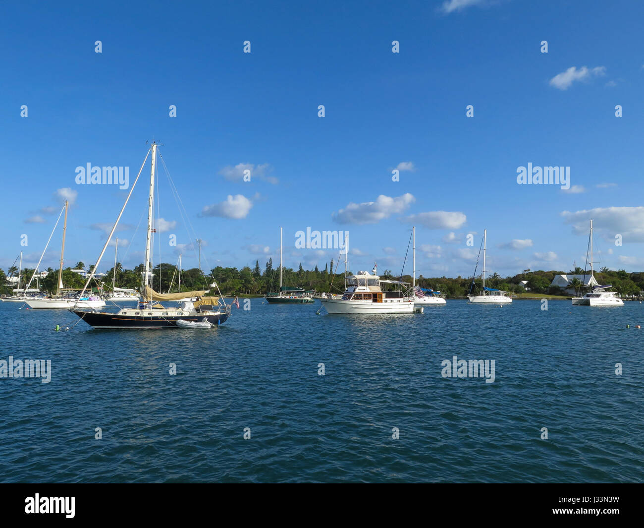 Boote vor Anker in einer Bucht der Marina, in Man-o-War Cay, Bahamas. Stockfoto