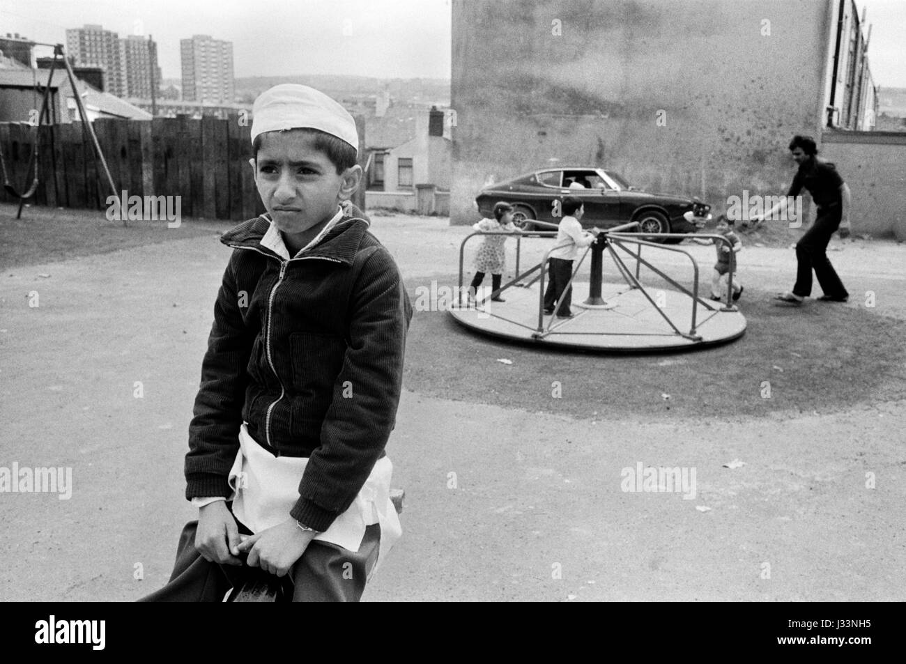 Asiatischer muslimischer Junge UK 1980er Jahre Spielen in einem Kinderpark Blackburn Lancashire England 1983 HOMER SYKES Stockfoto