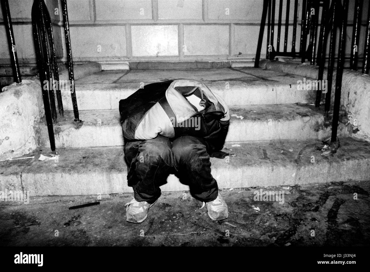 Drogen Großbritannien der 80er Jahre. Die Einnahme von Drogen Drogenabhängigen Klebstoff schnüffeln Jugendliche Schlafen auf der Straße von London 80s England hatte sie sich von ihrer Familie zu Hause ausführen. 1983 HOMER SYKES Stockfoto