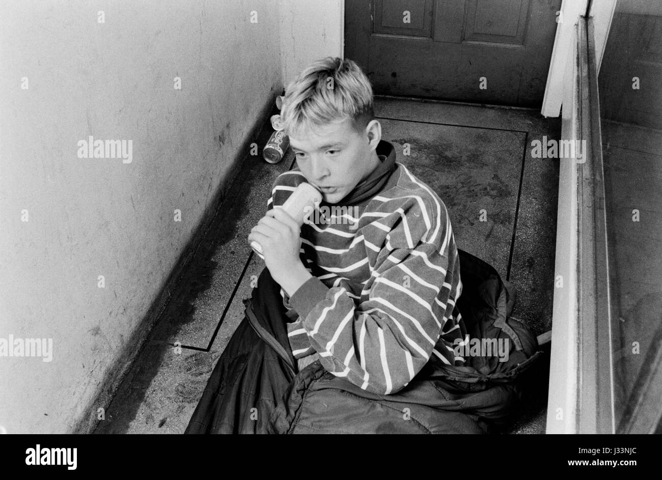 Drogen Großbritannien der 80er Jahre. Drogenabhängiger jugendlicher Klebstoff schnüffeln Schlafen auf der Straße London Eingang 80 s England HOMER 1983 SYKES Stockfoto