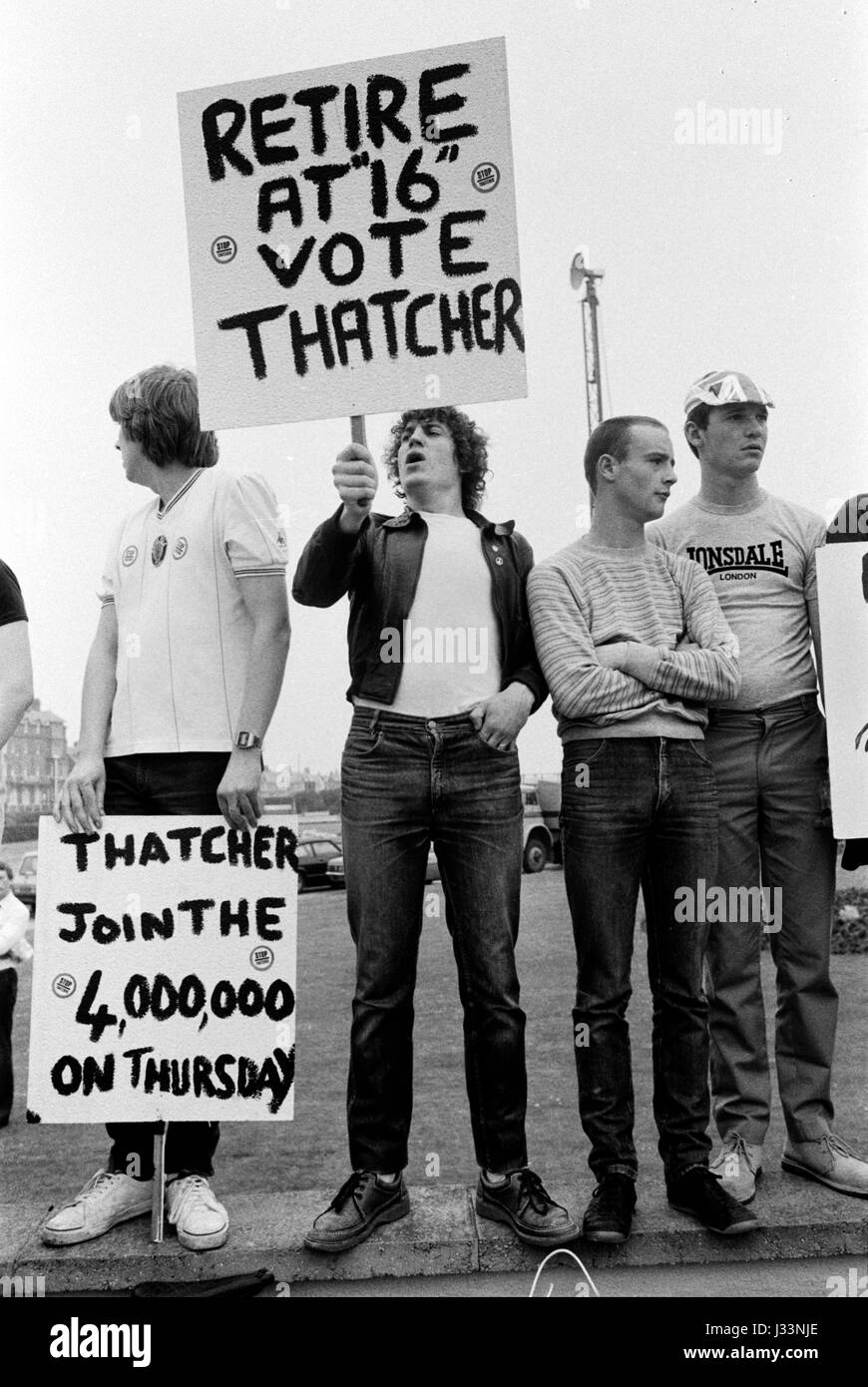 Parlamentswahlen 1983 In Großbritannien. Studenten und junge Erwachsene demonstrieren gegen den Mangel an Arbeitsmöglichkeiten in Großbritannien unter Premierminister Margaret Thatcher. Arbeitslose Demonstration über Jobaussichten für Schulabgänger. 'In Rente gehen bei 16 Vote Thatcher' und 'Thatcher, Join the 4,000,000 am Donnerstag.', dh die vier Millionen bereits arbeitslos und arbeitslos. England 1980er HOMER SYKES Stockfoto