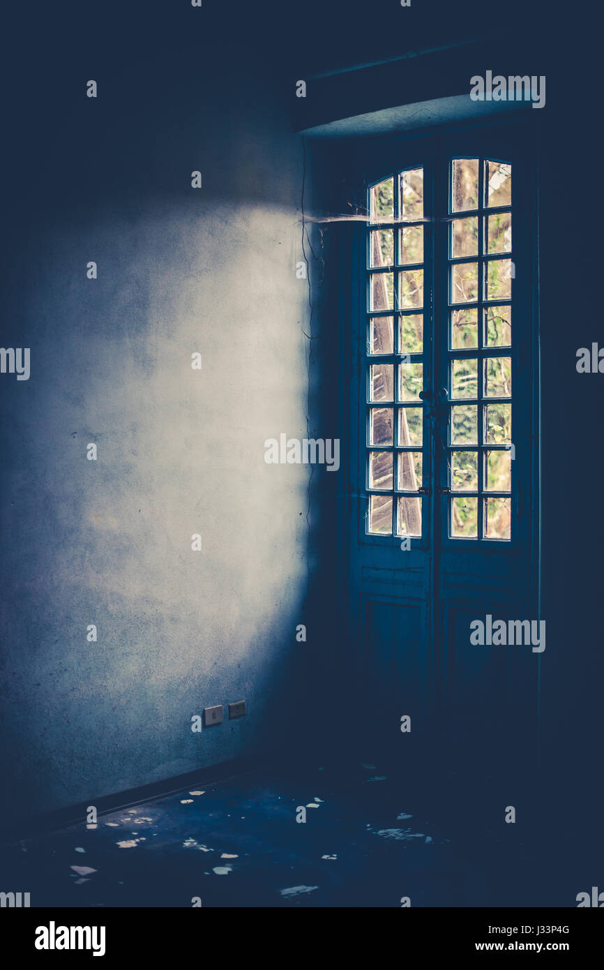Licht aus dem Fenster - Objekte und Orte in der Zeit verloren Stockfoto