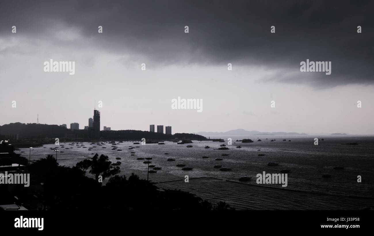 Regen Sturm mit dunklen Wolken in Pattaya über Golf von Thailand Stockfoto