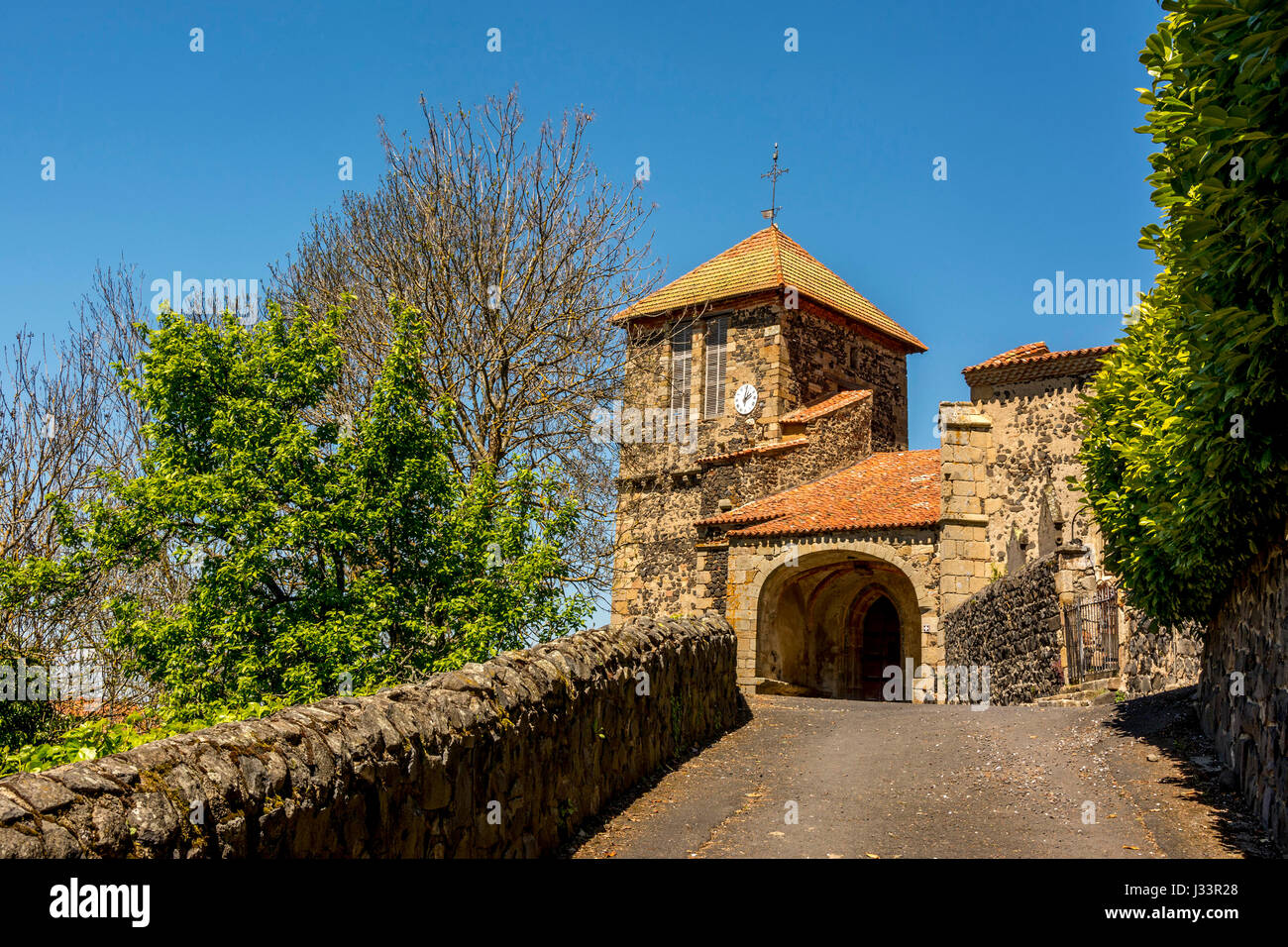 Usson gekennzeichnet die schönsten Dörfer Frankreichs und seiner Kirche Saint-Maurice. Puy-De-Dome. Auvergne. Frankreich Stockfoto