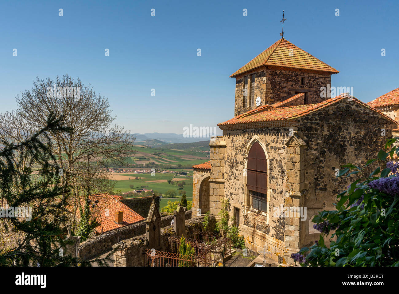 Usson gekennzeichnet die schönsten Dörfer Frankreichs und seiner Kirche Saint-Maurice. Puy-De-Dome. Auvergne. Frankreich Stockfoto
