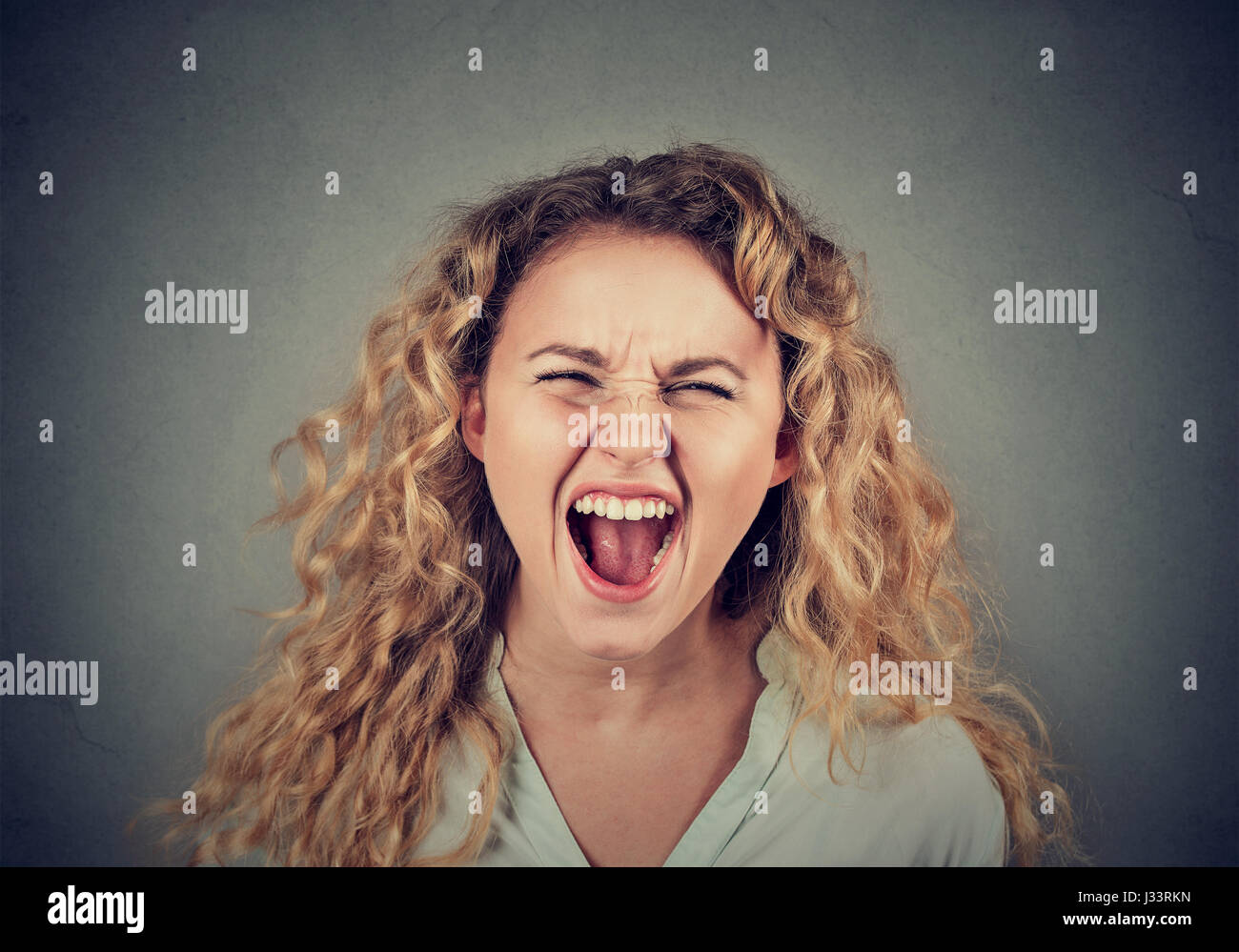Böse junge Frau mit Nervenzusammenbruch schreien Stockfoto