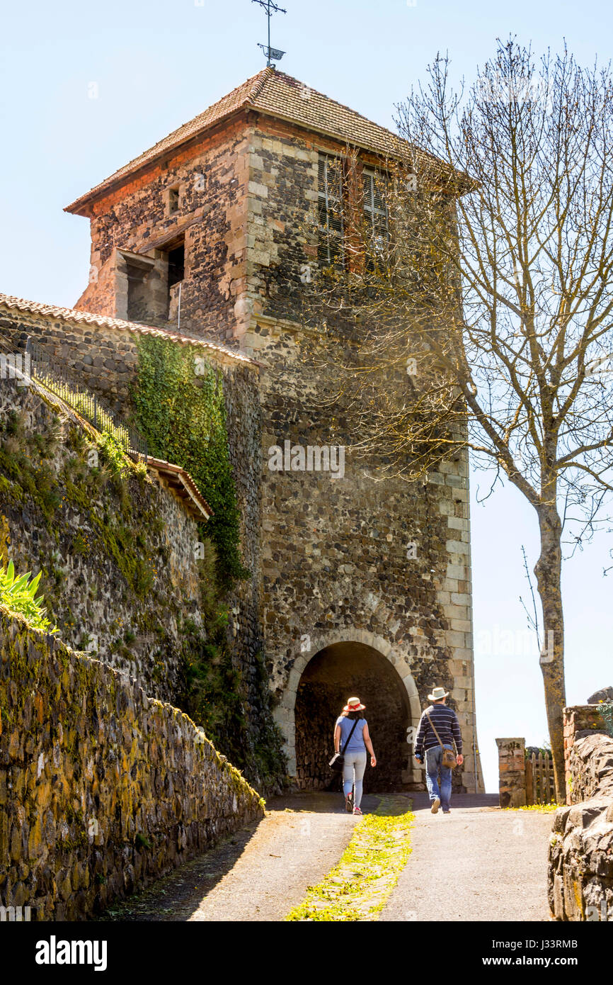 Usson gekennzeichnet die schönsten Dörfer Frankreichs und seiner Kirche Saint-Maurice. Puy-De-Dome. Auvergne. Frankreich Stockfoto
