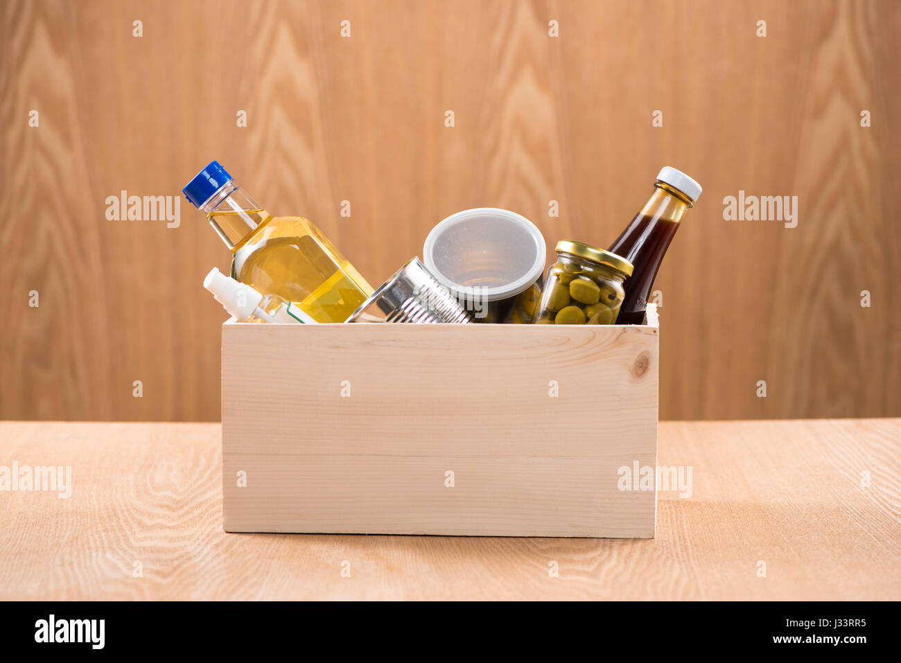 Unterstützende Gehäuse oder Lebensmittel Spende im Feld für die Armen Stockfoto