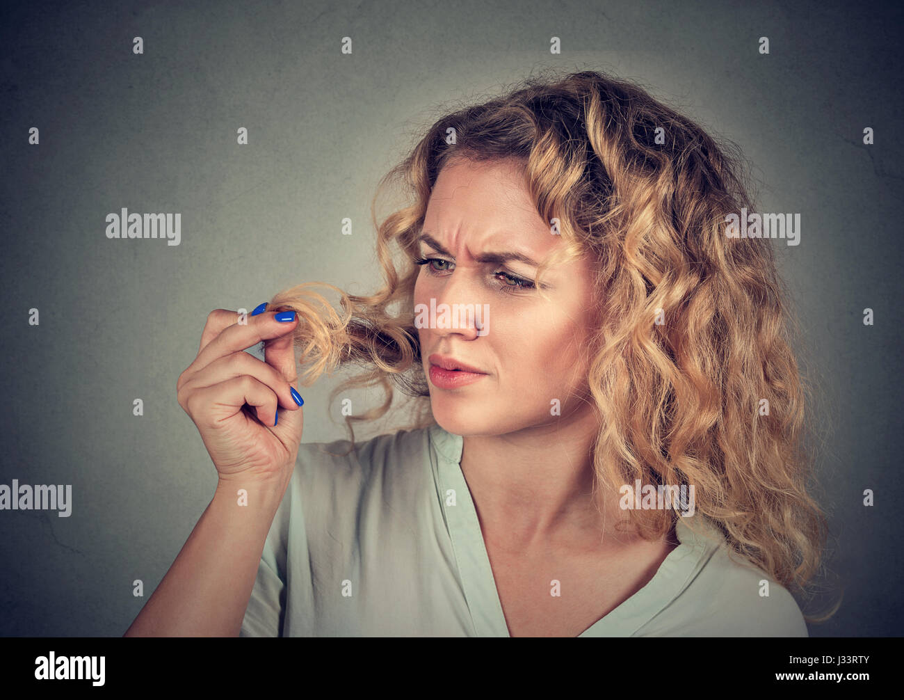 Unglucklich Frustriert Junge Frau Uberrascht Ist Sie Verlieren Haare Geheimratsecken Grauen Hintergrund Menschliches Gesicht Ausdruck Emotion Beauty Frisur Conce Stockfotografie Alamy