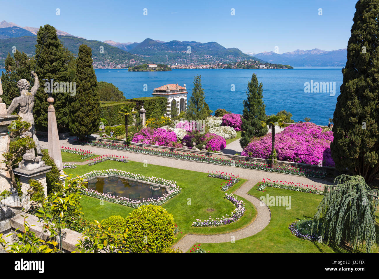 Atemberaubende Gärten der Isola Bella und Aussicht auf die Isola Bella, Lago Maggiore, Italien im April Stockfoto