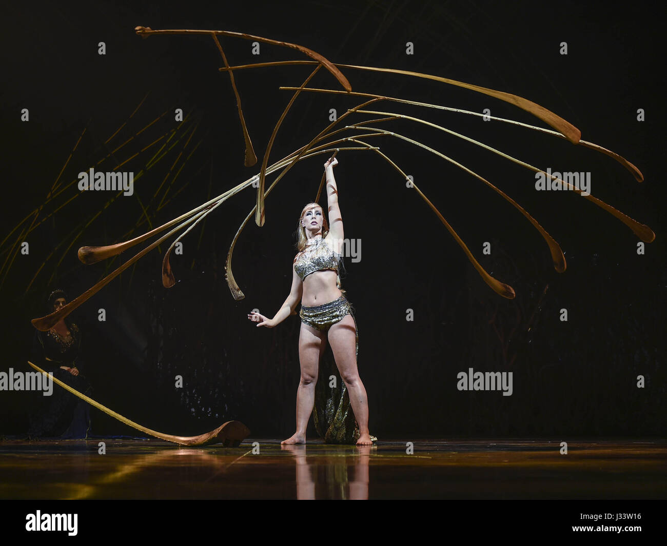 Der Cirque du Soleil Franchise-Unterhaltung Firma Kunststücke seine neueste Show AmaLuna basierend auf Shakespeares "Der Sturm" in Rom, Italien, 29. April 2017 Stockfoto