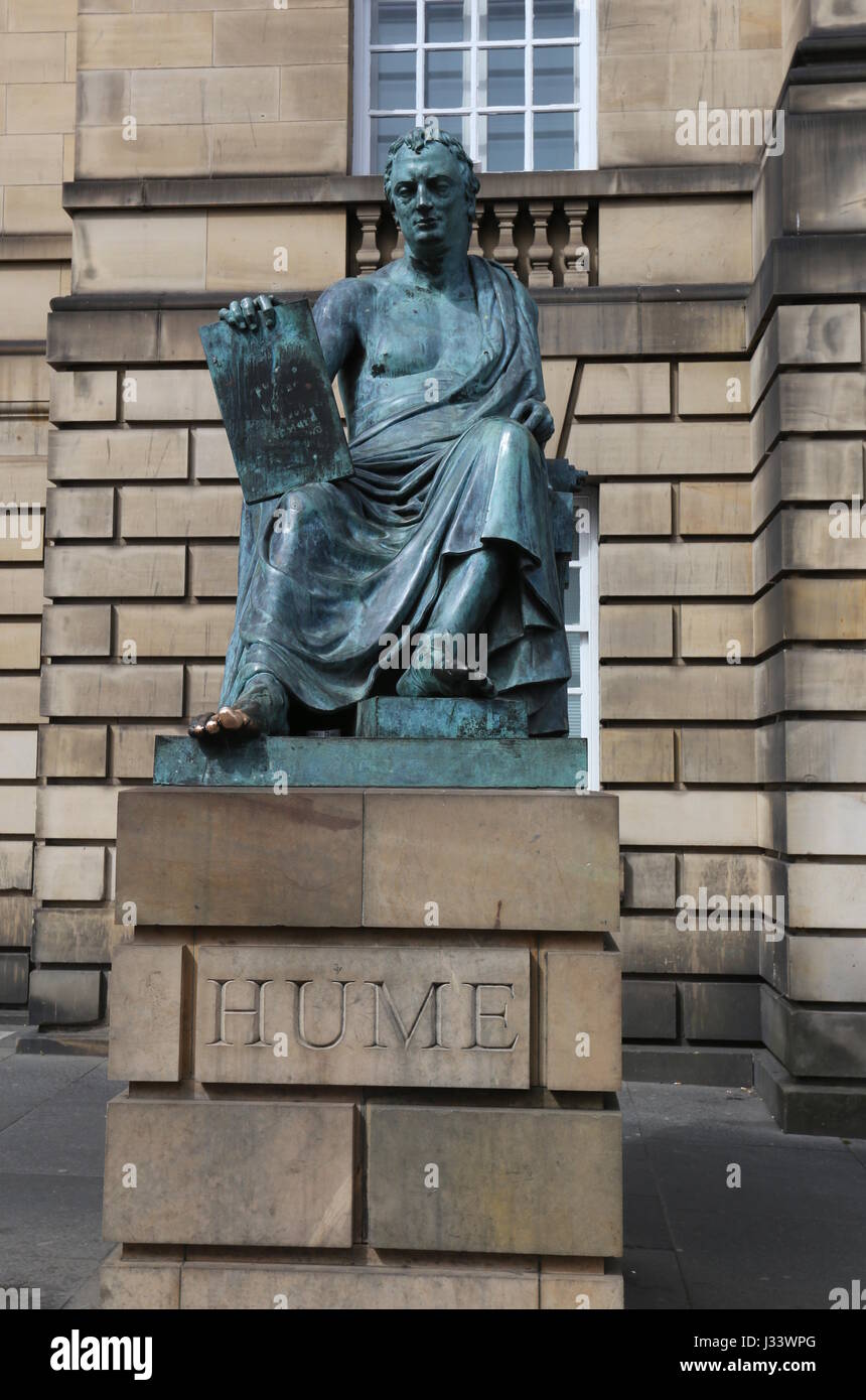 Statue des Philosophen David Hume auf Royal Mile Edinburgh Schottland April 2017 Stockfoto