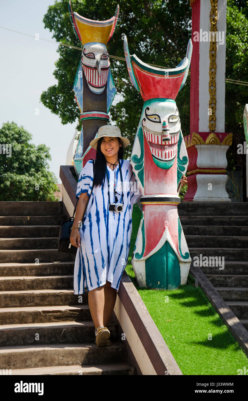 Asiatin thai Reisende besuchen und Portrait mit Phi Ta Khon-Statue für das Schreiben von Blog im Phi Ta Khon Museum in Wat Phon Chai am 22. Februar 2017 in Stockfoto