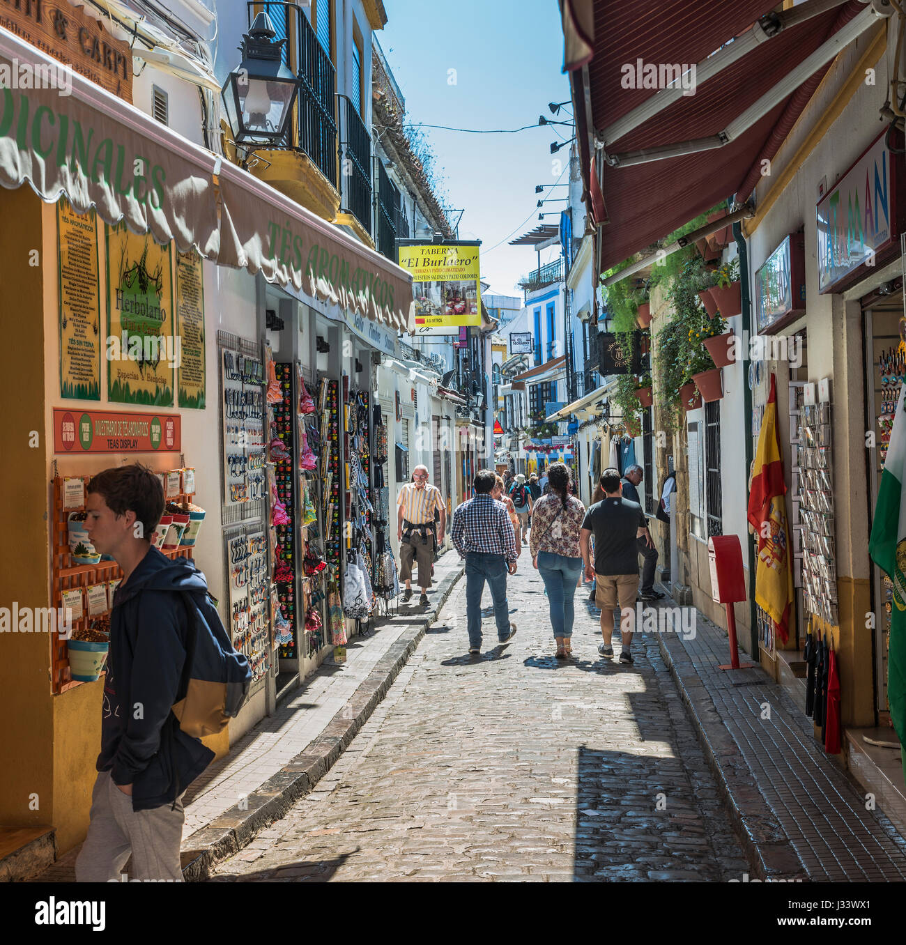 CORDOBA, Spanien - 4. April 2017: unbekannte Menschen beim Einkaufen in den Straßen von Cordoba am 4. April 2017. Cordoba ist eine der ältesten Städte in Andalusien Stockfoto
