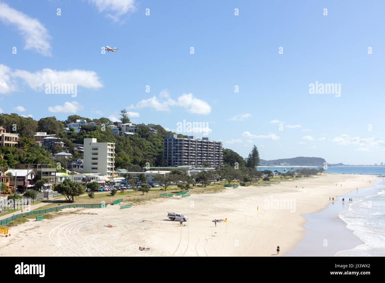 Flugzeug kommt ins Land an der Gold Coast Airport über Currumbin Beach, Gold Coast, Queensland, Australien Stockfoto