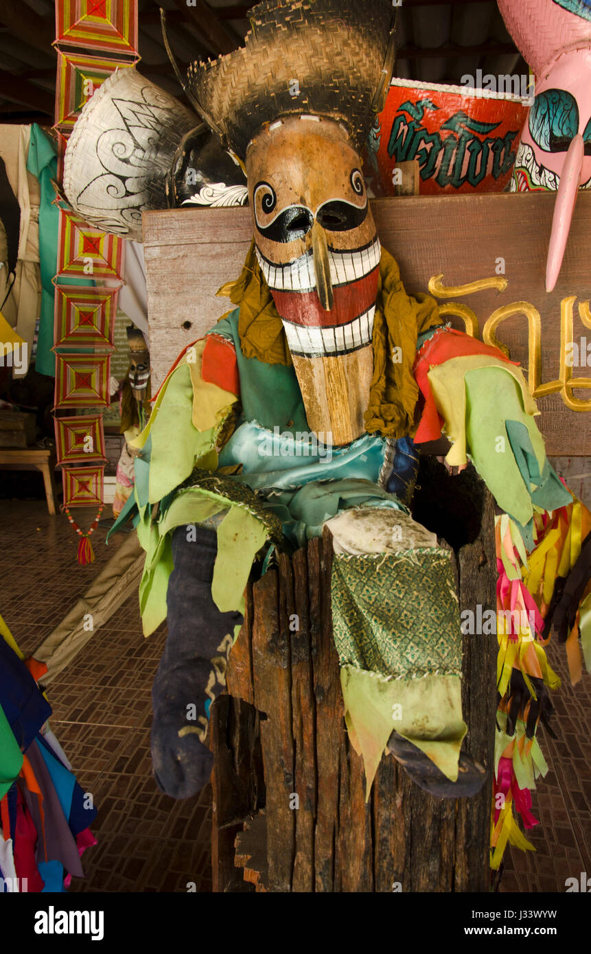 Maske und Kostüm Phi Ta Khon von Ghost Festival auch bekannt als Bun Pha nass für Menschen besuchen im Wat Chai Phon Phi Ta Khon Museum am 22. Februar 2017 Stockfoto