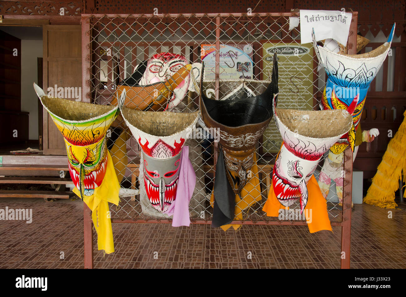 Maske und Kostüm Phi Ta Khon von Ghost Festival auch bekannt als Bun Pha nass für Menschen besuchen im Wat Chai Phon Phi Ta Khon Museum am 22. Februar 2017 Stockfoto