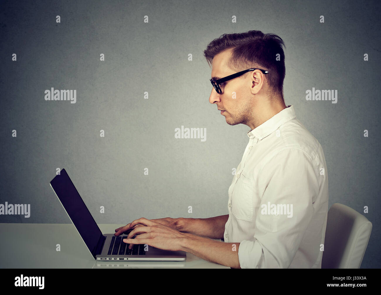 Seite Profil junger Mann mit einem Laptopcomputer Stockfoto