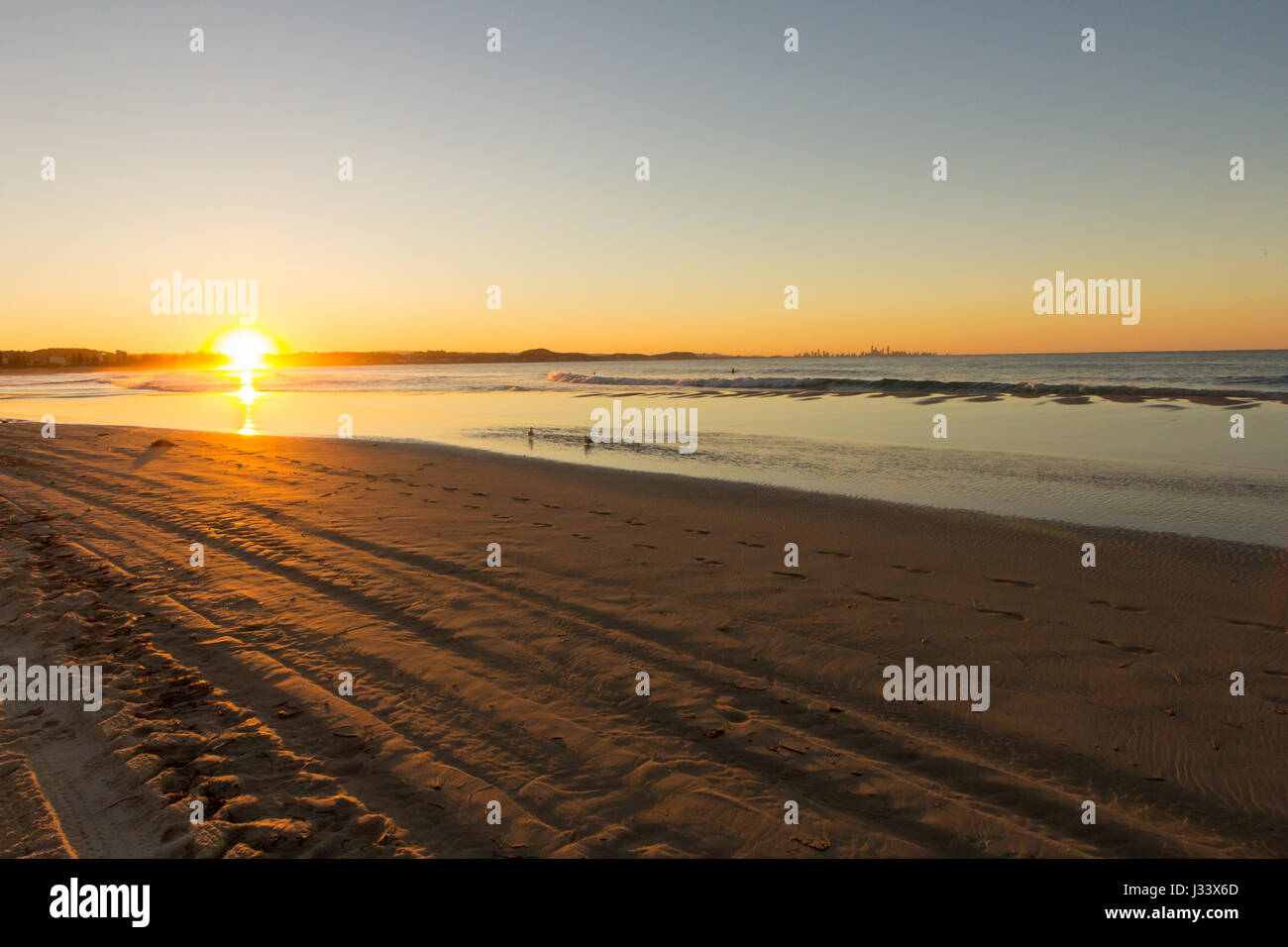 Sonnenuntergang in Coolangatta Beach, Gold Coast, Queensland, Australien Stockfoto
