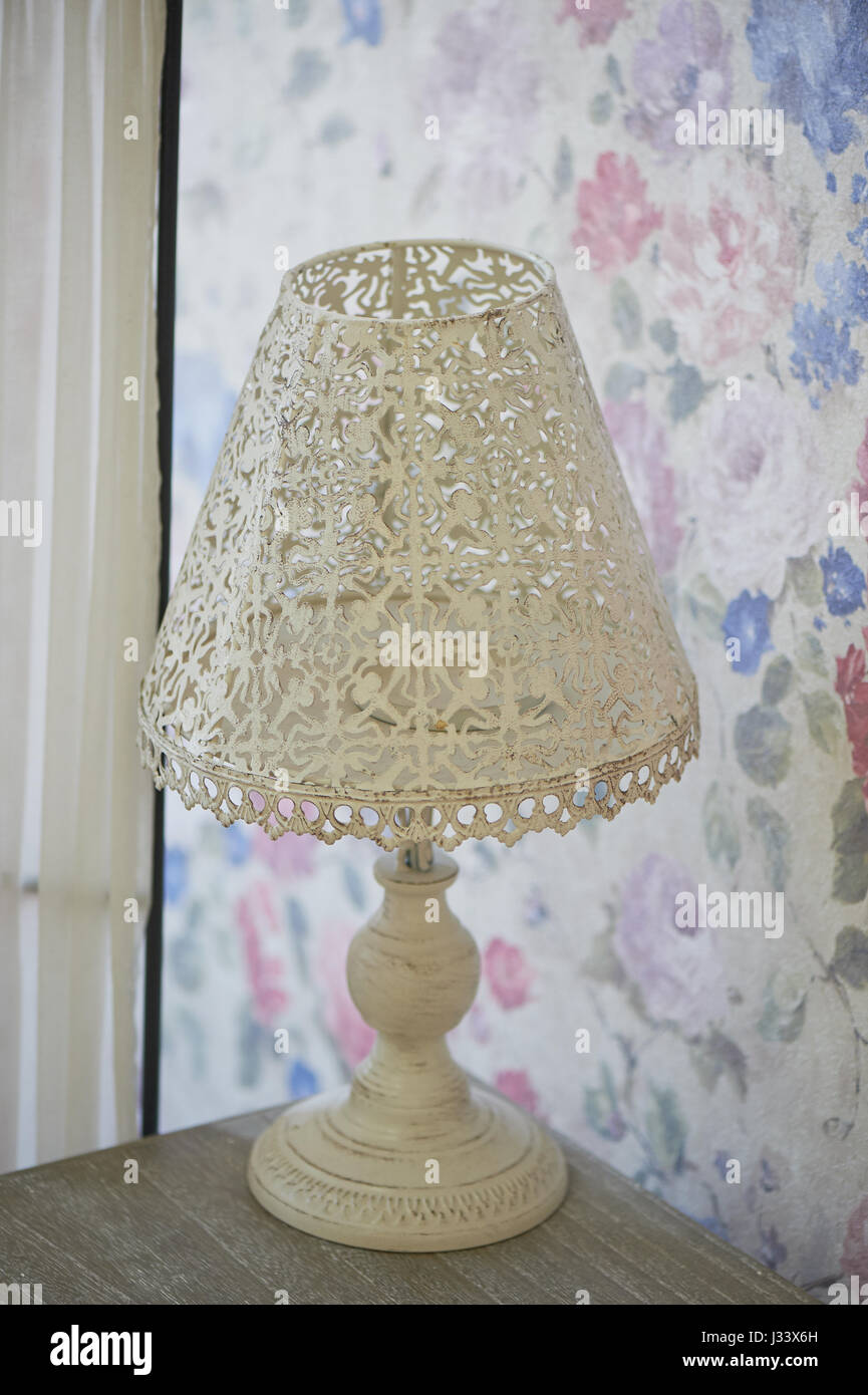Weissen Durchbrochenen Metall Tischlampe Steht Auf Einem Nachttisch Helles Interieur Shabby Chic Stockfotografie Alamy