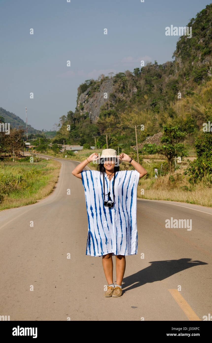 Thai-Frauen Menschen reisen und posiert auf der Straße gehen Sie zu Suan Hin Pha Ngam Thailands Kunming und Phu Pa Po Berg oder Fuji Stadt Loei im Phu Luang Wi Stockfoto