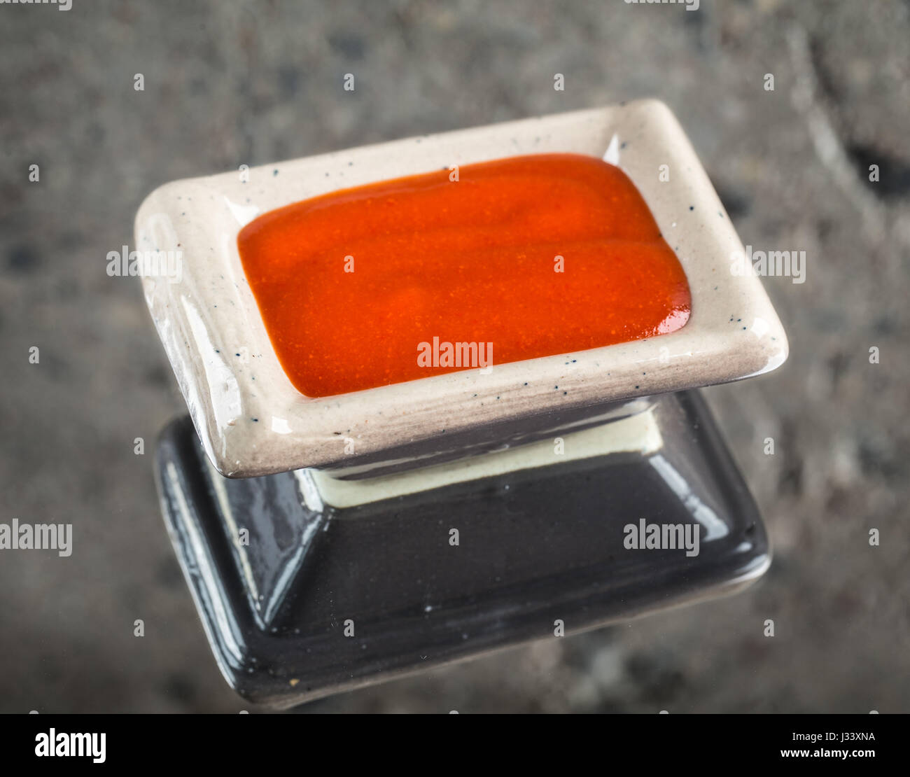 Sriracha Sauce in eine Schüssel Stockfoto